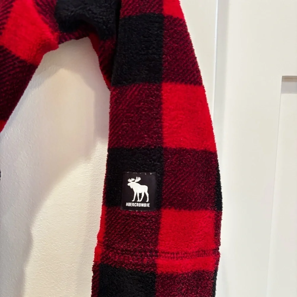 Abercrombie Kids Sleep Red Black Buffalo Plaid Fuzzy Hooded Robe Unisex Size 7/8